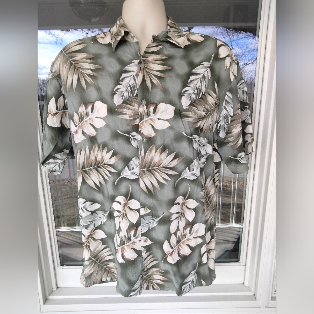 Men's Pierre Cardin 100% Rayon Vintage Hawaiian Shirt. Size M. Beautiful Shirt.